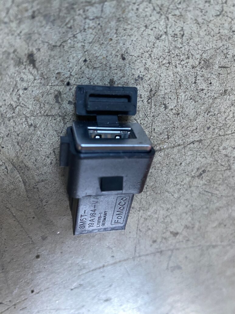 USB zásuvka VOLVO XC60 8M5T-19A164-VA